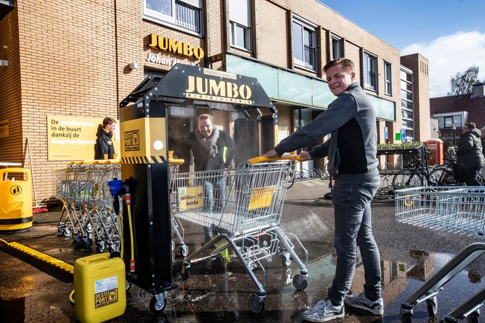 Holtenaar Floris Schoemaker (voor) en Alex Punte uit Oldenzaal bedachten de miniwasstraat voor winkelwagens in Bathmen.
