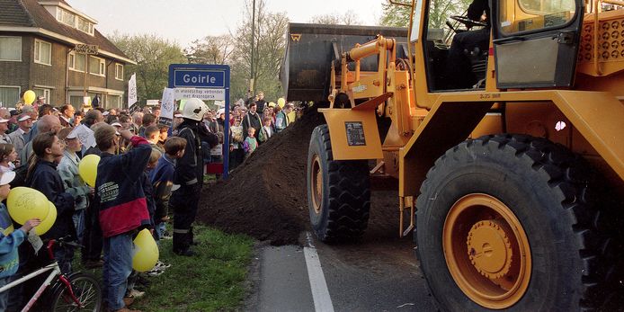 Een bulldozer duwt zand de Tilburgseweg op om die te blokkeren tijdens protesten tegen de herindeling met Tilburg in 1996.
