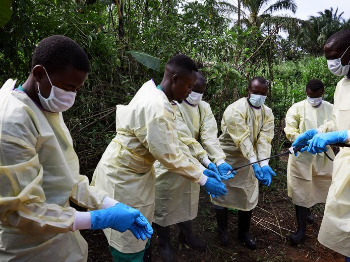 Desinfecteren na het begraven van een aan ebola bezweken kind van 11 maanden in de provincie Noord-Kivu in Congo.