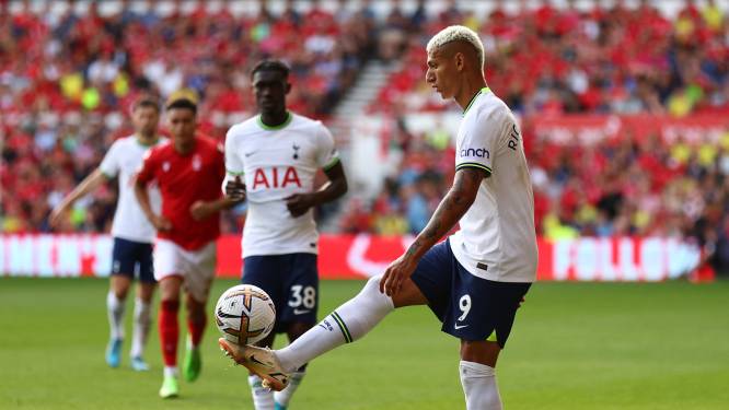 Gezien? Tottenham-aanvaller Richarlison daagt tegenstand uit door te jongleren, en wordt prompt omver gemaaid