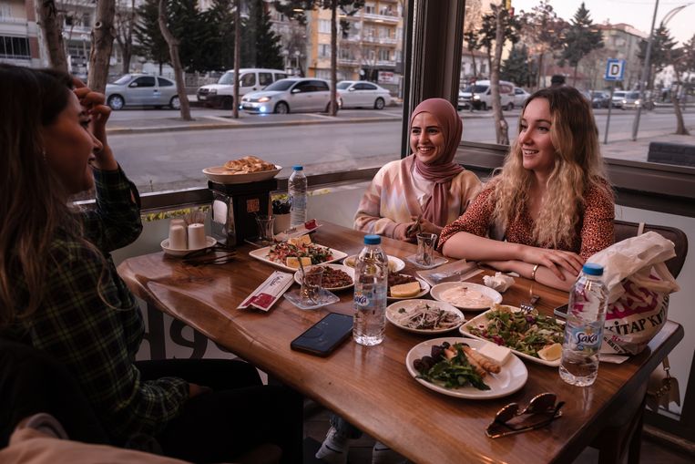 Vrouwen met en zonder hoofddoek in een restaurant in Aksaray. Zulke combinaties van bedekte en onbedekte                                     vriendinnen zijn heel gewoon geworden in het straatbeeld. Beeld Nicola Zolin