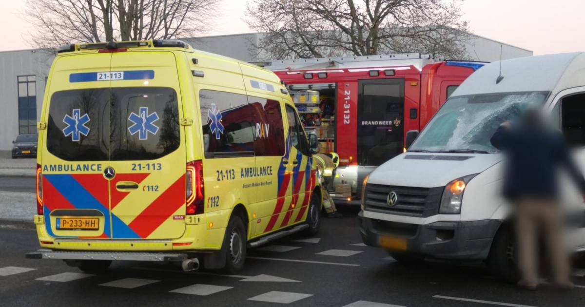 Meisje komt met haar fiets klem te zitten onder busje na aanrijding in Oss.