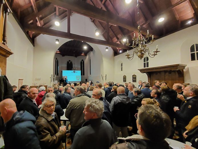 Volle bak woensdagavond in de Wadenoijense kerk: de helft van de bijna tweehonderd belangstellenden kon vooraan zitten, de andere helft stond achterin.