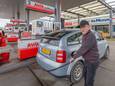 Jan Hebing uit Oud Sabbinge gooit zijn tank vol. Tankstation de Meeuw wordt Avia.