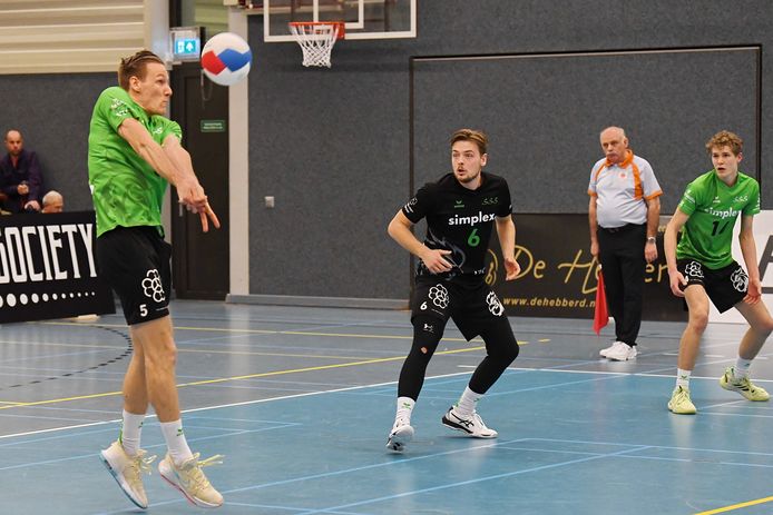 Edvin Svard, in zwart shirt, is de eerste nieuweling voor Dynamo voor het komende seizoen.