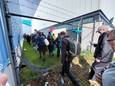 Demonstranten door het hek op Eindhoven Airport.