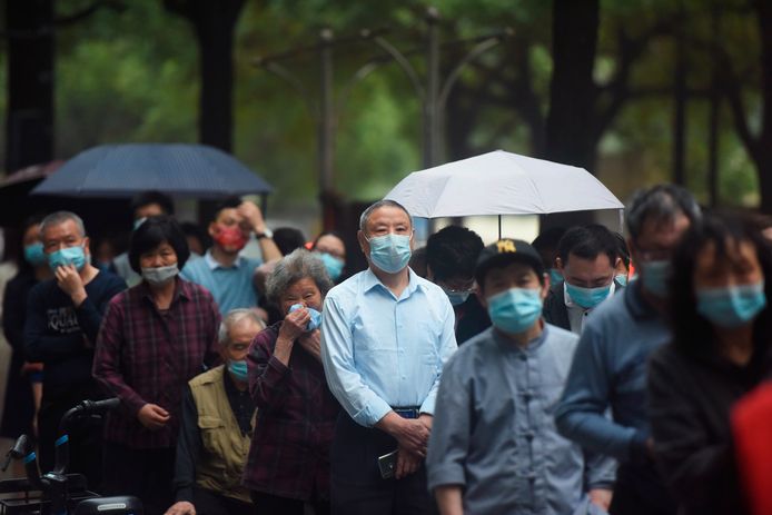 Chinezen staan in de rij voor een covidtest in Hangzhou.
