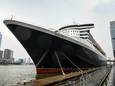De Queen Mary 2 is na tien jaar terug in Rotterdam.
