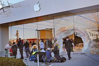 Une voiture fonce sur un magasin Apple près de Boston: au moins un mort et 16 blessés