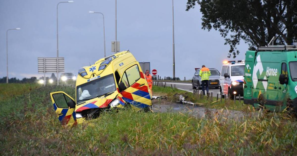 Ongeval met ambulance op N59 bij Oosterland.