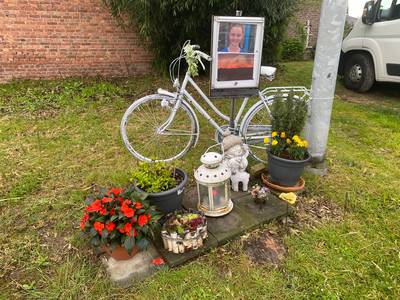 Witte fiets gestolen en bloemenslinger vernield aan gedenkplek, moeder van slachtoffer reageert boos: “Slag in het gezicht”