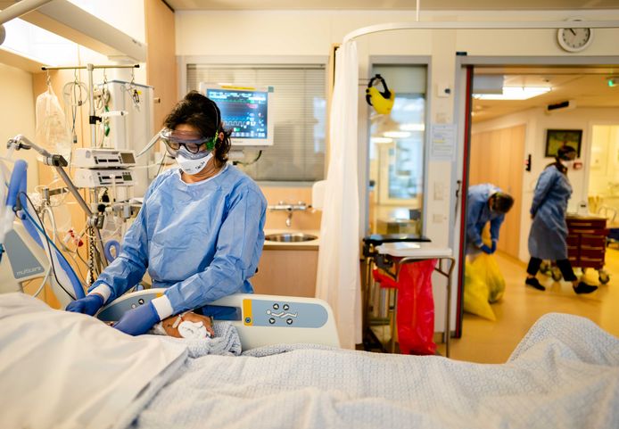 Medewerkers op de speciale Covid-IC afdeling in het Leids Universitair Medisch Centrum (LUMC)