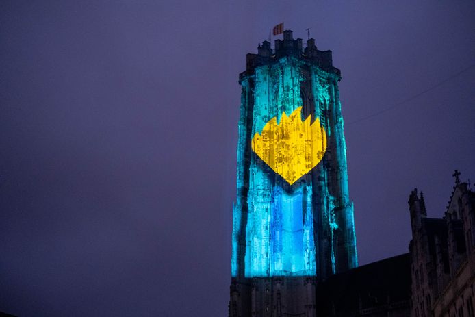 Het De Warmste Week-logo geprojecteerd op de Sint-Romboutstoren