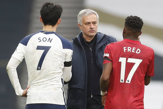 José Mourinho, Heung-Min Son en Fred na afloop van de wedstrijd Tottenham Hotspur - Manchester United.