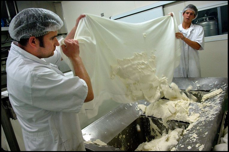 De wei, waarvan kaas wordt gemaakt, wordt uit doeken geschud. Beeld Herman Wouters