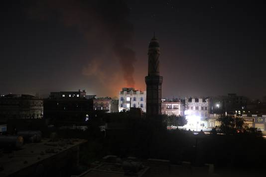 Rookpluimen boven de stad Sana'a in Jemen na Amerikaanse en Britse luchtaanvallen. (24/02/24)