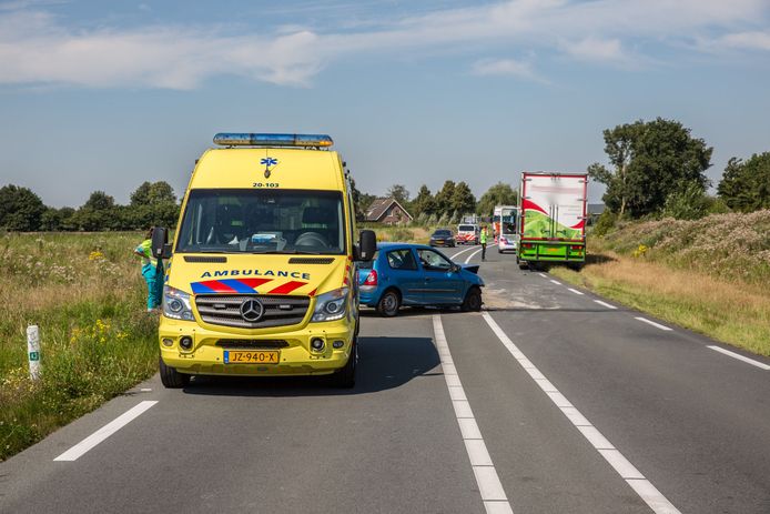 Auto met aanhanger botst tegen vrachtwagen in Oudenbosch.