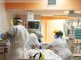 OVERZICHT. Een vijfde meer ziekenhuisopnames, aantal besmettingen stabiliseert opnieuw