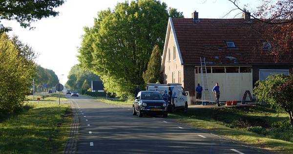 Bewoners 'onder bloed en puin' nadat auto huiskamer binnenvliegt: 'Dat geluid, het leek net een rake