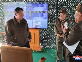 Noord-Koreaanse leider Kim Jong-un houdt toezicht op meerdere raketlanceertesten