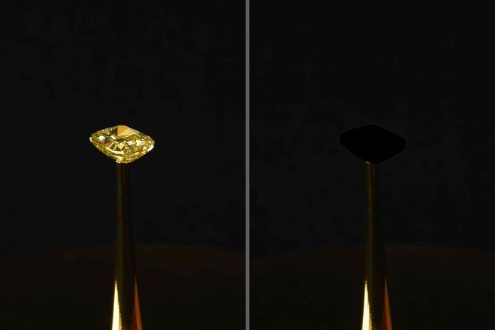 De onderzoekers testten de kracht van het zwarte materiaal met een diamant.