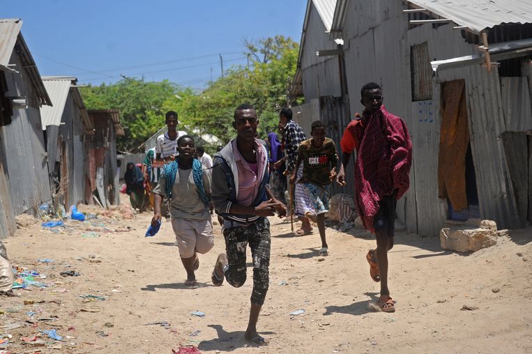 Inwoners van Mogadishu vluchten weg uit de gevechtszone. Beeld AFP