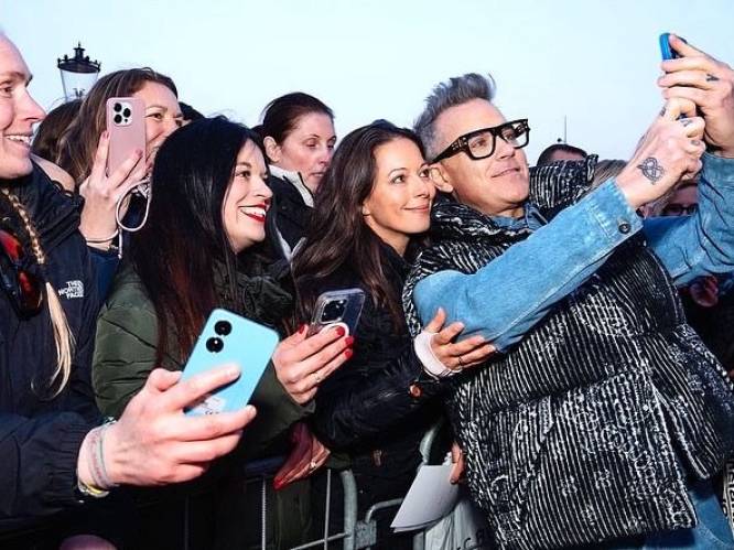 Robbie Williams in Amsterdam voor eigen kunsttentoonstelling: ‘Heerlijk’