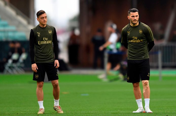 Mesut Özil en Sead Kolasinac.