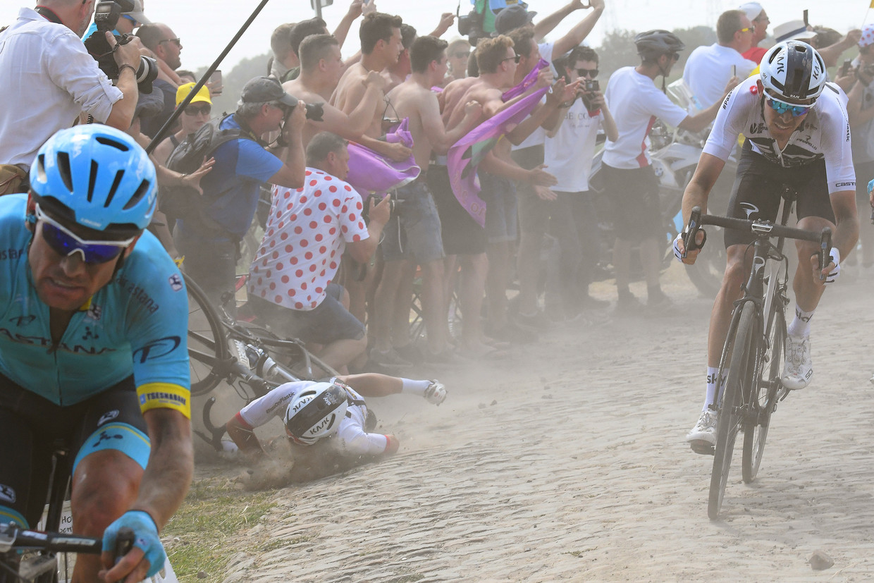 Michal Kwiatkowski gaat tegen de stenen in de Tour de France van 2018. Beeld Getty Images