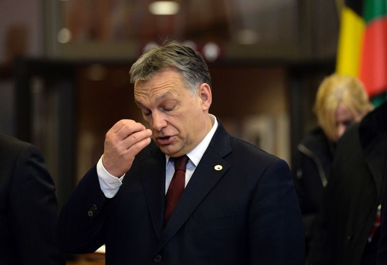 De Hongaarse premier Viktor Orbán verlaat de migratietop in Brussel. Beeld afp