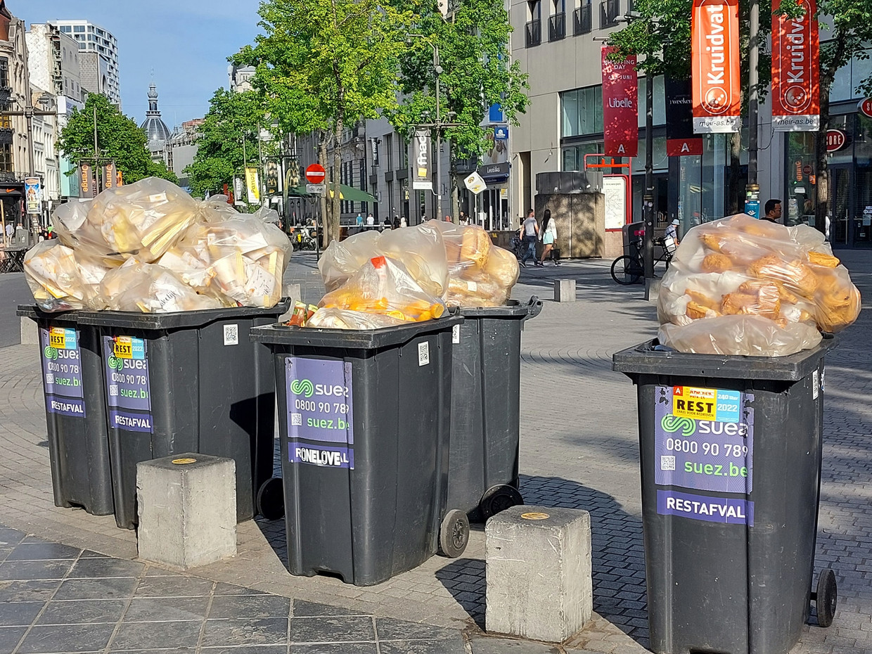 Foto van de Panos-broodjes in de vuilnisbakken in Antwerpen. Beeld Nathalie Lnkmns (Facebook)