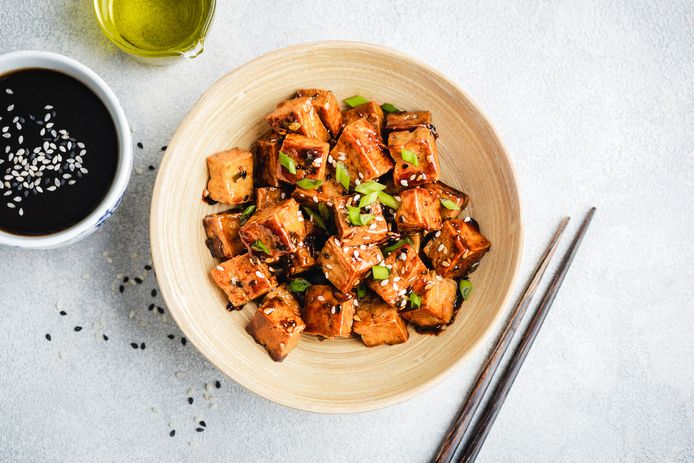 Tofu is een vleesvervanger die niet bewerkt is.