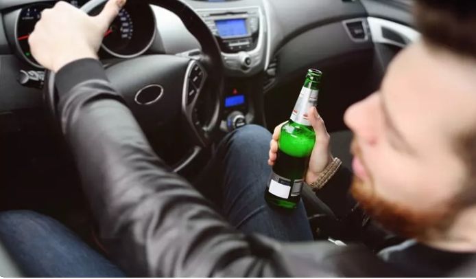 Dronken Bestuurder Slaapt Roes Uit Achter Stuur Op Achterbank Lagen