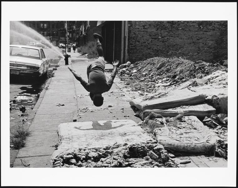Een jonge acrobaat op Bathgate Avenue, South Bronx. Beeld Mel Rosenthal/Museum of the City of New York