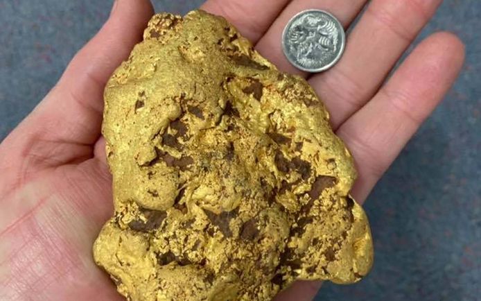 De goudklomp weegt 1,4 kilogram en heeft een waarde van ongeveer 60.000 euro.