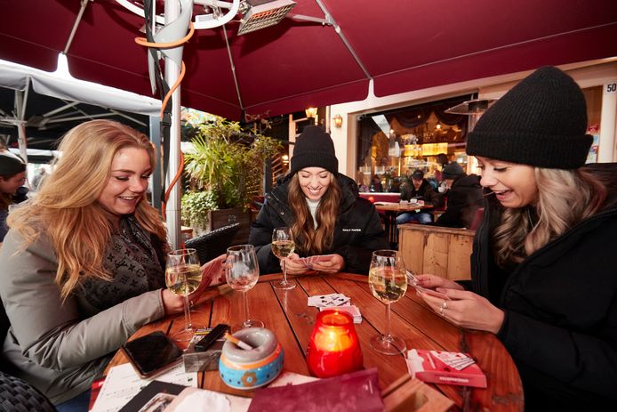 Jennifer, Fay en Demi (vlnr) uit Arnhem vermaken zich in Zutphen op het terras van Efeze. Fay: ,,We waren hier echt heel erg aan toe. Een beetje gezelligheid.’’