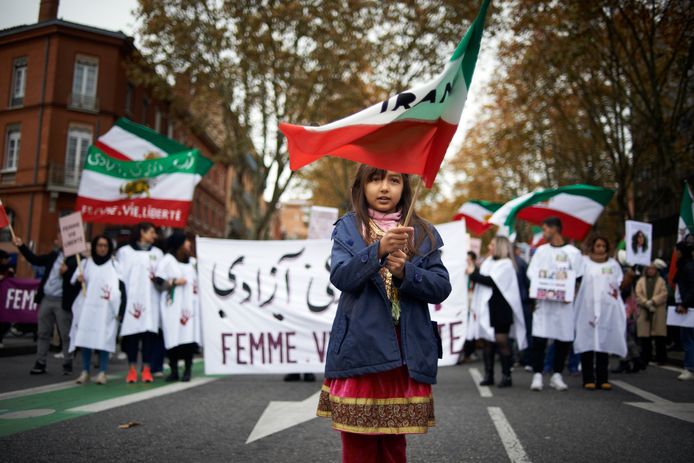 Illustratiebeeld: een meisje zwaait met de Iraanse vlag tijdens een protest in de Franse stad Toulouse.