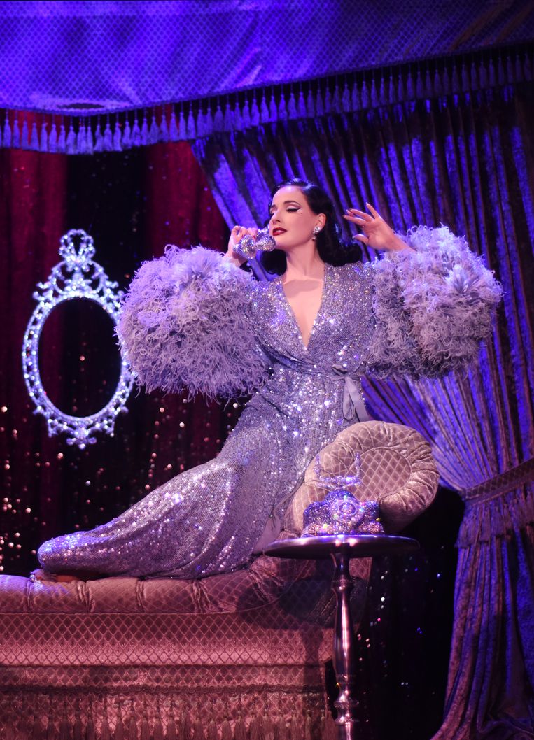 Dita Von Teese, sexy diva op de sofa. Beeld Stefanie Saujon - RR