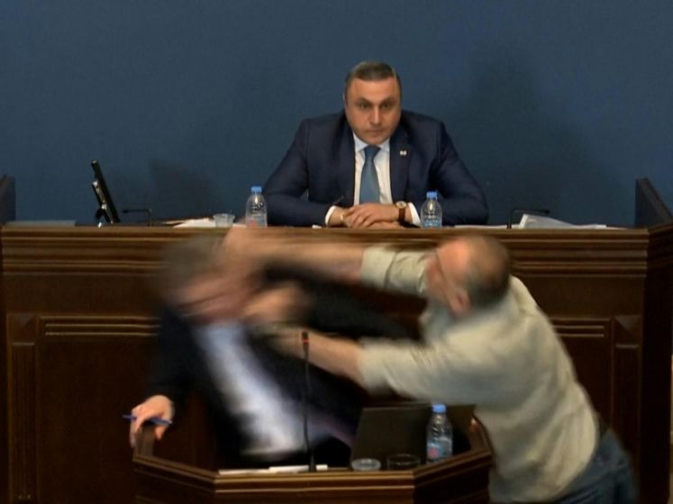 Parlementslid Georgië krijgt stomp in gezicht tijdens debat