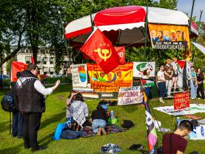 Traditiegetrouw een protest op de Dag van de Arbeid: tientallen demonstranten in Park Lepelenburg