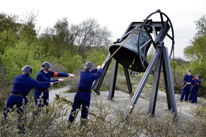 Leden van het erepeloton Waalsdorp luiden de klok op de Waalsdorpervlakte.