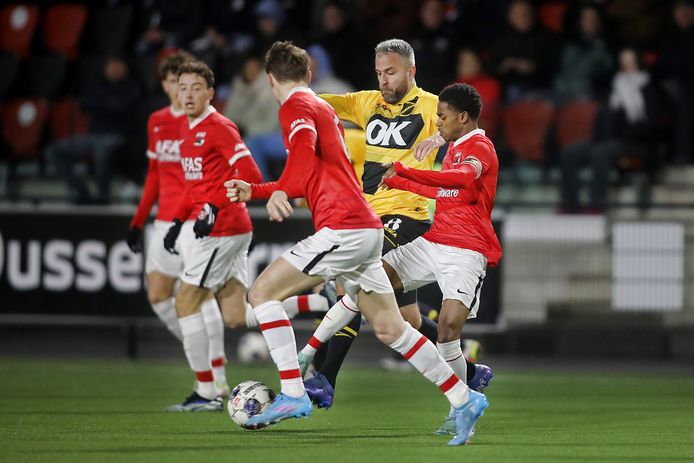 Ralf Seuntjens ingeklemd tussen twee spelers van Jong AZ.