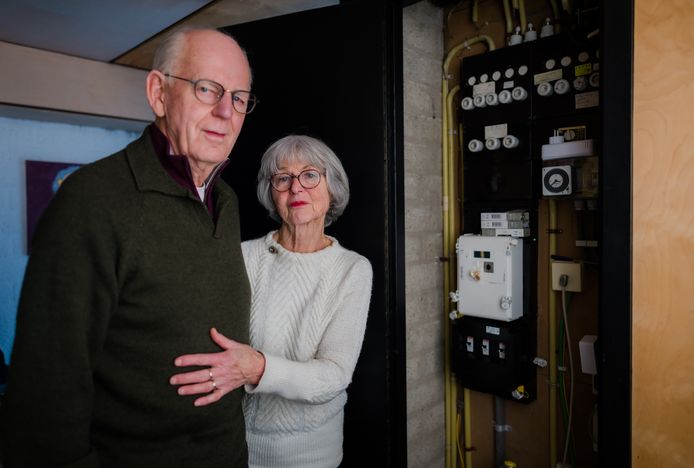Arthur en Yvonne Govaert bij de slimme meter, die voor hen al twee jaar lang een nachtmerrie is. Volgens het apparaat verbruiken ze 8822 Kwh  stroom per jaar.