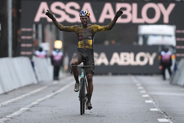 Wout van Aert won de Wereldbekercross in Dendermonde met overmacht. Beeld BELGA
