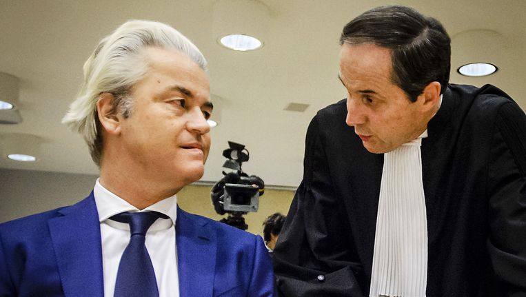 Geert Wilders en zijn advocaat Geert-Jan Knoops. Beeld anp