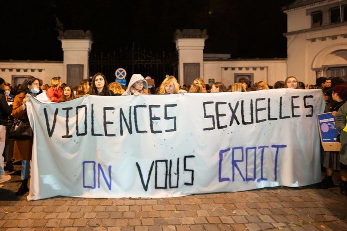 Photo prise pendant la marche de protestation suite aux multiples témoignages de victimes de violences sexuelles dans deux bars du cimetière d'Ixelles