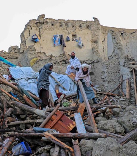 Les secouristes afghans s'activent dans des conditions difficiles après le séisme meurtrier