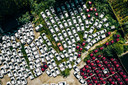 Luchtfoto van verlaten en versleten elektrische auto's in China