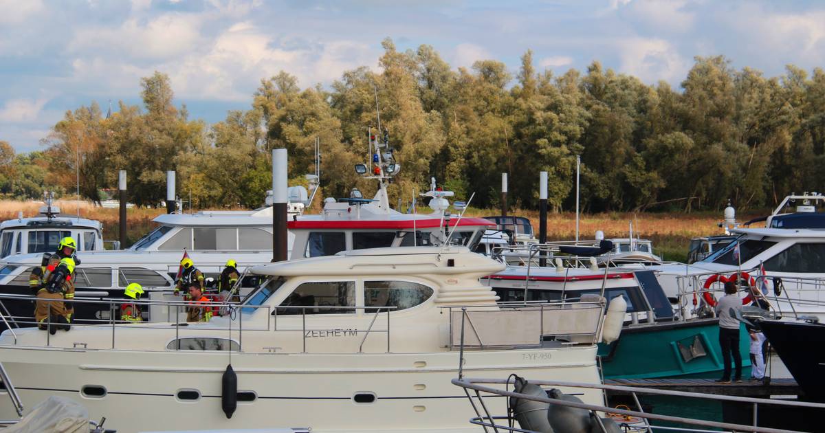 Kortsluiting zorgt voor rookontwikkeling op boot middenin haven van Sleeuwijk