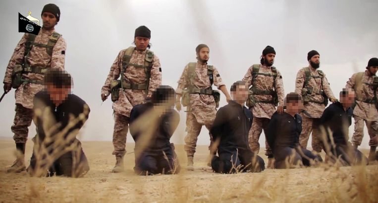 Fragment uit een video van IS eind november 2014 waarin 15 Syrische militairen terecht worden gesteld. Beeld AFP